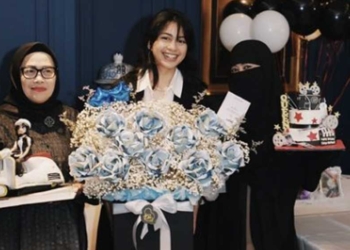Selebgram Sintya Marisca Dapat Hadiah Buket Bunga dan Tas Mewah dari Ummi Pipik