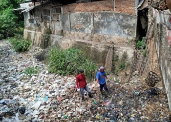 Sungai Ciputih di Desa Cipeujeuh Wetan Cirebon Dipenuhi Sampah