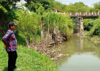 Tergerus, Tebing Ciberes Ancam Lahan TPU di Desa Kalimaro Cirebon
