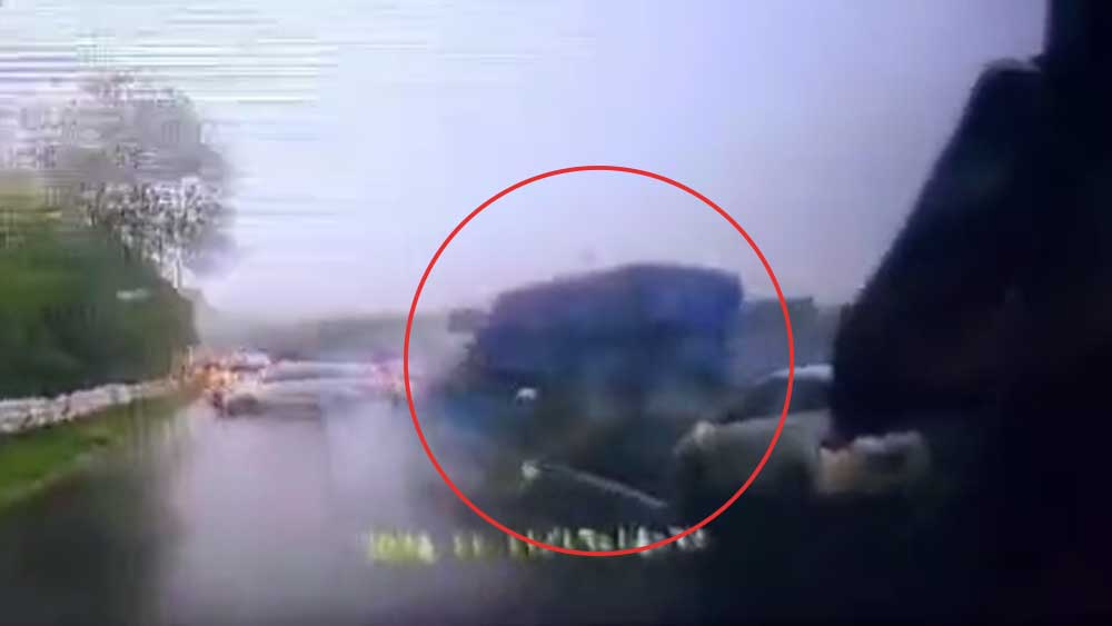 Rekaman Detik-detik Penyebab Kecelakaan Beruntun di Tol Purbaleunyi, Truk Tronton Nyelonong