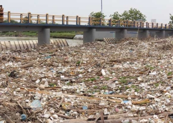 Pj Bupati Cirebon Bawa Sejumlah Pejabat Tinjau Tumpukan Sampah di Bendungan Karet Jamblang