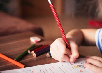 9 Cara Agar Anak Tidak Kecanduan Handphone