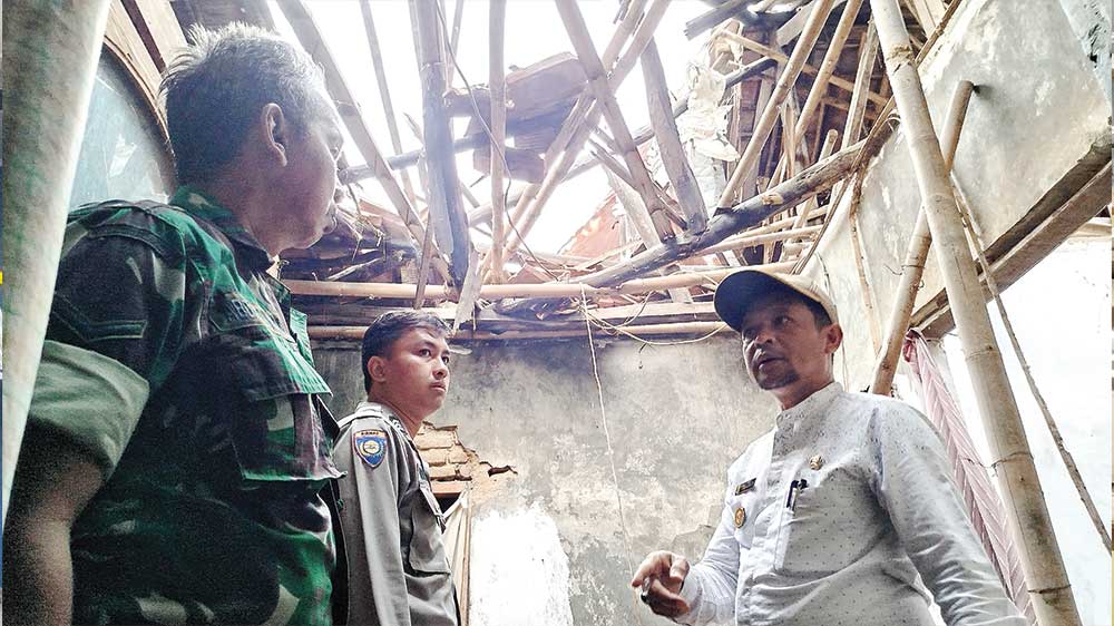 Atap Rumah Warga Desa Penpen Cirebon Ambruk Diterpa Hujan Disertai Angin Kencang