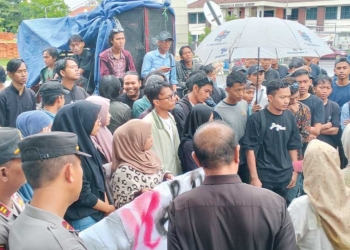 Jual Beli Tanah Digantung, RatusanWarga Datangi DPRD Kabupaten Cirebon