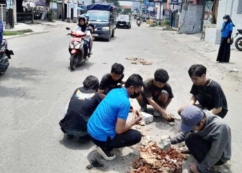 Milenial Perbaiki Jalan Berlubang di Kota Cirebon