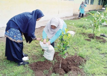 Pelajar SMPN 1 Sumber Cirebon Tanam 1.200 Pohon
