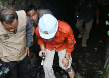 Pj Bupati Cirebon Masuk Gorong-gorong, Temukan Beton Sisa Bangunan yang Menyumbat Aliran Air