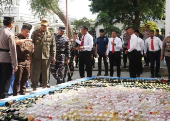 Polres Cirebon Kota Musnahkan 8.186 Botol Miras