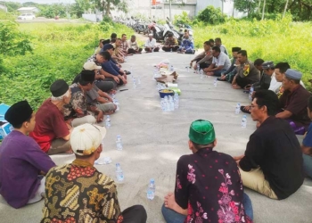 Rawan Kecelakaan di Cirebon, Perlintasan Tanpa Palang Pintu Kerap Makan Korban, Warga Mundu Gelar Doa Tolak Bala