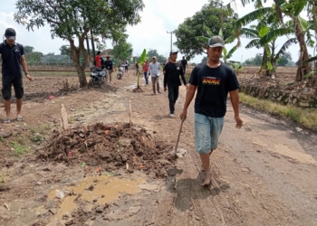 Protes Jalan Rusak di Susukan Cirebon, Warga Tanam Pohon Pisang dan Bikin Makam