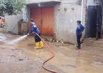 Hampir Sepekan, Damkar Bersihkan Lumpur Sisa Banjir di Cirebon