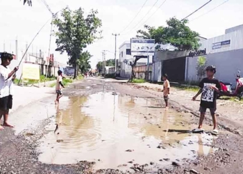 Protes, Warga Kabupaten Cirebon Memancing di Jalan Rusak
