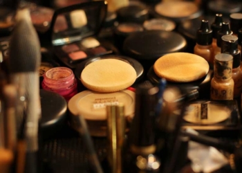 10 Tips Memilih Makeup untuk Kulit Berjerawat