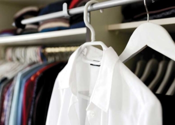 10 Cara Hilangkan Noda Parfum di Baju