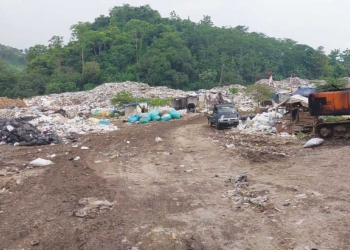 Truk Sampah Sempat Antre di TPA Gunungsantri Cirebon