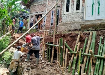 TPT Longsor, Rumah Warga Desa Lebakmekar Cirebon Nyaris Ambruk 