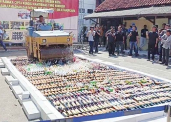 Jelang Ramadan, 5.573 Botol Miras di Kota Cirebon Dimusnahkan