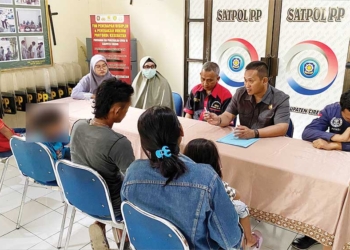 Mengemis di Lampu Merah, Dua Anak Kakak Adik Diamankan Satpol PP Kabupaten Cirebon