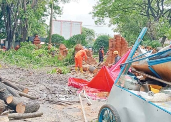 Tertimpa Pohon Tumbang di Cirebon, Pasutri Penjual Nasi Rawon di Depan Gedung Kesenian Rarasantang Luka Berat