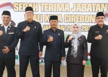 Gusmul Resmi Serahkan Tugas dan Tanggung Jawab Wali Kota Cirebon ke Edo-Farida
