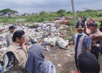 Kerja Bakti Massal Atasi Sampah di Pesisir Kesenden Cirebon