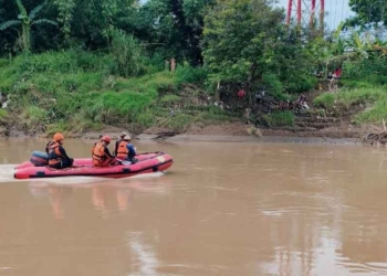 Tim Penyelam Diterjunkan Cari Remaja 14 Tahun yang Tenggelam di Sungai Cisanggarung Cirebon