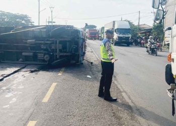 Truk Dyna Terguling di Jalur Pantura Cirebon