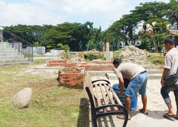 Sisa Reruntuhan Gapura Alun-alun Pataraksa Sumber Cirebon Dibersihkan