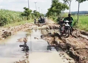 Akses Jalan TPA Kubangdeleg Cirebon Tak Bisa Dilalui