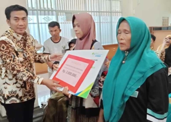 Pemkab Cirebon Santuni 10 PMI Bermasalah