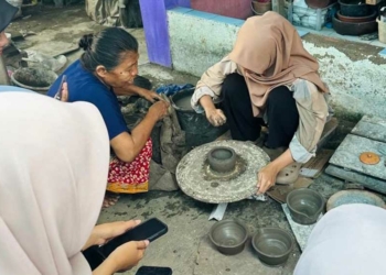 Mahasiswa SPI UIN Siber Cirebon Lakukan Studi Gerabah Sitiwinangun Cirebon
