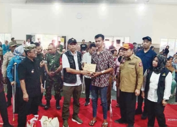 Salurkan Bantuan Korban Longsor Gunung Kuda Cirebon, Wamensos: 21 Nyawa Melayang Bukan Kejadian Biasa