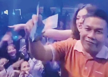 Viral Sawer Banyak Uang di Diskotik, Kuwu Karangsari Cirebon Mengaku Gunakan Uang Pribadi