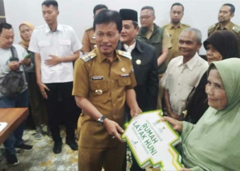 Wali Kota Cirebon Serahkan Kunci Rumah Layak Huni