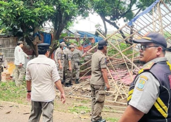 Satpol PP Bongkar 7 Warung di Stadion Bima Cirebon