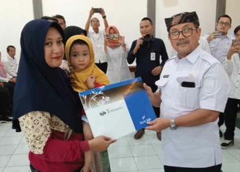 Bupati Imron Serahkan Bantuan Kepada Keluarga Korban Longsor Gunung Kuda Cirebon