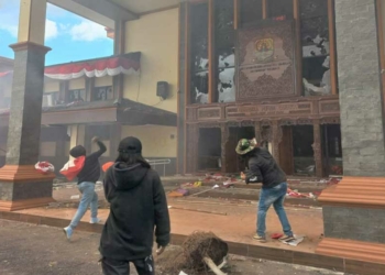 Gedung DPRD Kabupaten Cirebon Porak Poranda