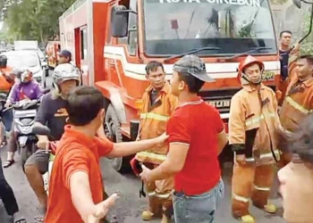 Padamkan Kebakaran di Cirebon, Petugas Dipiting Warga