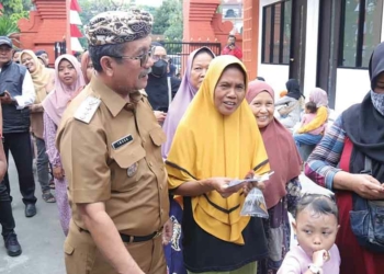 Warga Serbu Pasar Murah Kejari Kabupaten Cirebon