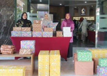 Ketua DWP UIN Siber Cirebon Meriahkan Upacara HUT ke-80 RI dengan Penyerahan Hadiah Lomba Agustusan