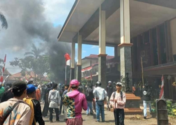 Demo di Cirebon, Aksi Anarkis Berkedok Unjuk Rasa, Tanpa Orasi Massa Langsung Rusak Bakar dan Jarah