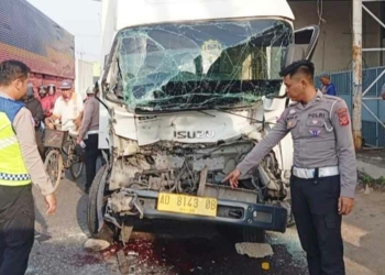 Kecelakaan di Cirebon, Mobil Boks Hantam Tronton, Sopir Luka Parah