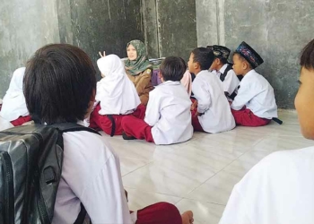 Murid SDN 1 Cirebon Girang Belajar di Musala, Jumlah Siswa tak Sebanding RKB yang Ada