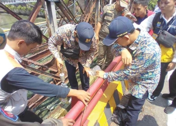 Bawa Alat Khusus, BBWS Ambil Sampel Sedimentasi Sungai Sukalila Cirebon