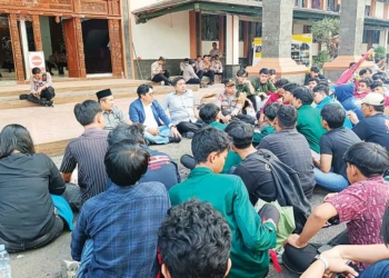 Mahasiswa Geruduk Gedung DPRD Kabupaten Cirebon, Soroti Pengesahan RUU KUHAP hingga Sejumlah Isu Lokal