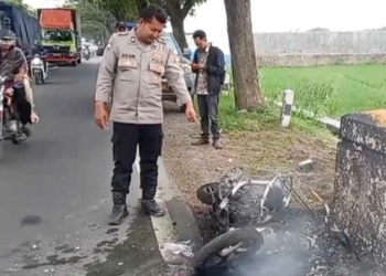 Diduga Korsleting Listrik, Sepeda Motor Warga Kesunean Cirebon Terbakar di Jalur Pantura Gebang