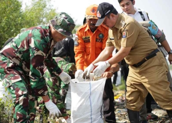 Dukung Gerakan Indonesia Asri, Sampah Pantai Baro Dibersihkan, Bupati Cirebon Ajak Masyarakat Jaga Kebersihan Pantai