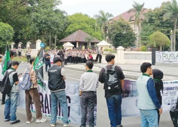 Gelar Unjuk Rasa, HMI Cirebon Soroti Sejumlah Persoalan, Kepemimpinan Bupati Imron Dinilai Belum Beri Perubahan Signifikan