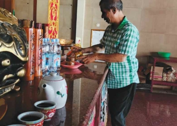 Jelang Imlek, Klenteng Hok Keng Tong Cirebon Bersih-bersih  