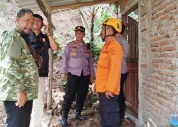 Tebing 20 Meter di Desa Gumulung Tonggoh Cirebon Longsor Terjang Rumah Warga